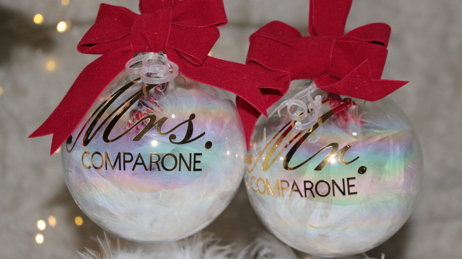 Mr & Mrs — Set Coppia — pallina di Natale personalizzata in vetro 10 cm, Trasparente iridescente con piume bianche