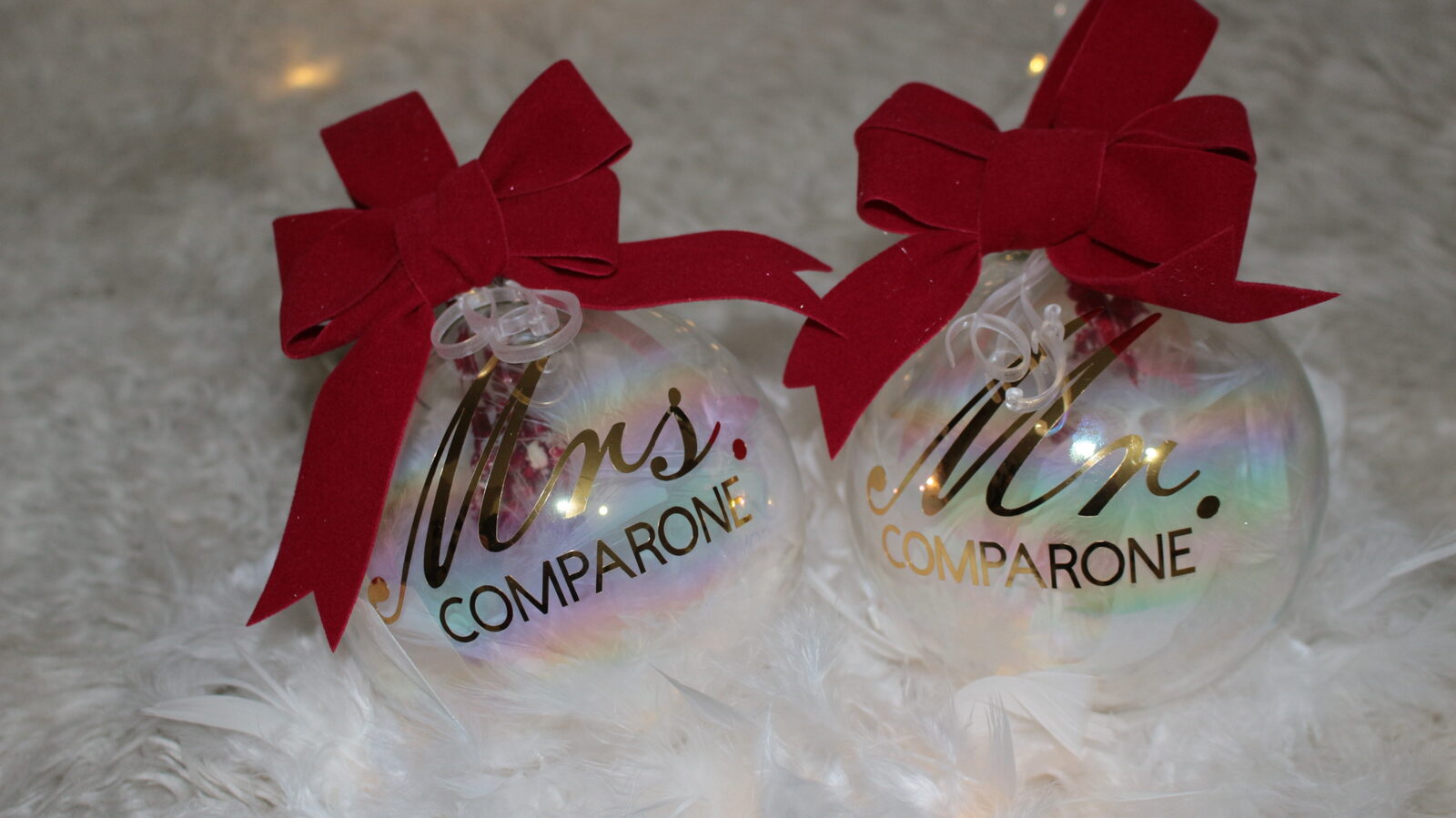 Mr & Mrs — Set Coppia — pallina di Natale personalizzata in vetro 10 cm, Trasparente iridescente con piume bianche