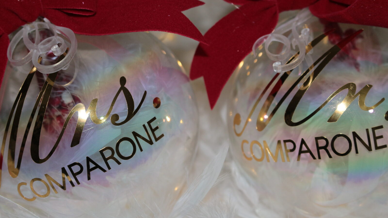 Mr & Mrs — Set Coppia — pallina di Natale personalizzata in vetro 10 cm, Trasparente iridescente con piume bianche