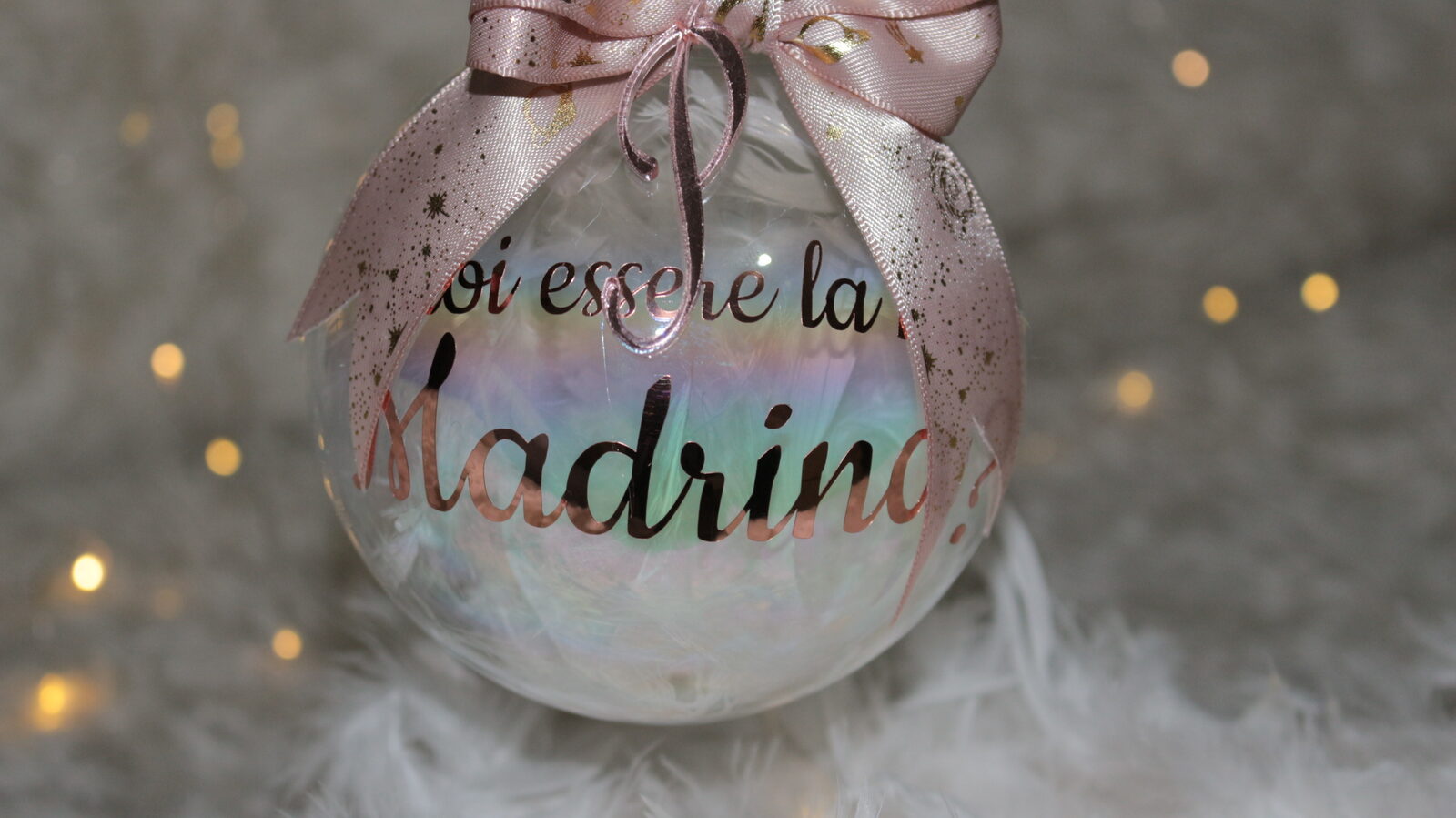 Vuoi essere la mia Madrina? — pallina di Natale personalizzata in vetro 10 cm, Trasparente iridescente con piume bianche