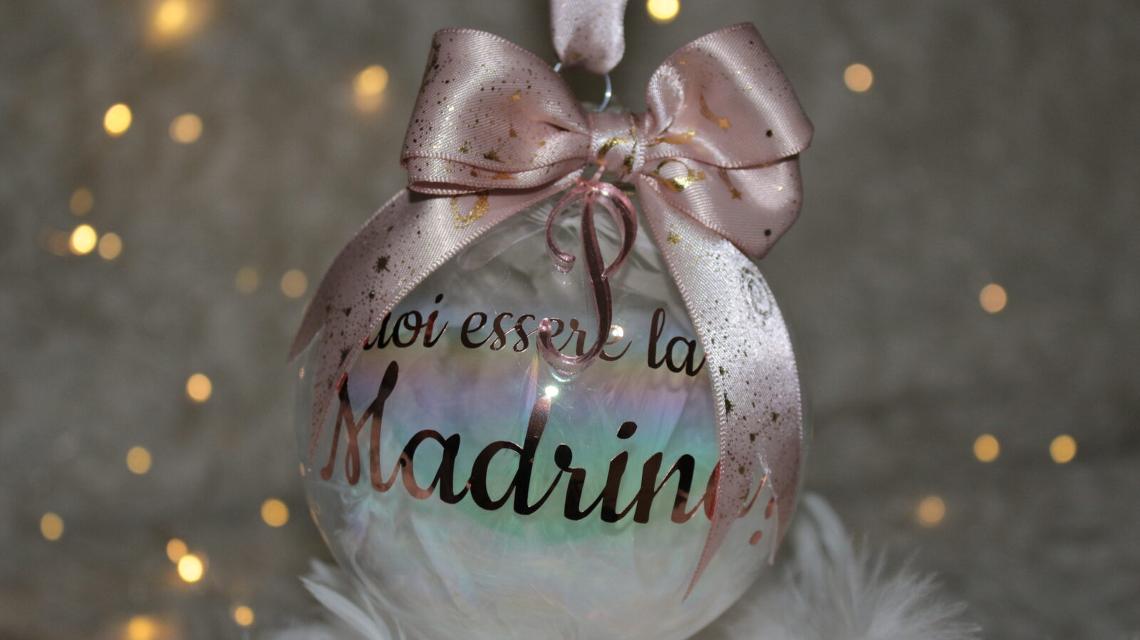 Vuoi essere la mia Madrina? — pallina di Natale personalizzata in vetro 10 cm, Trasparente iridescente con piume bianche