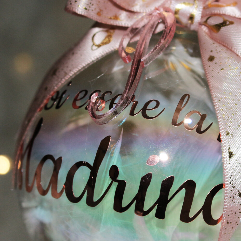 Vuoi essere la mia Madrina? — pallina di Natale personalizzata in vetro 10 cm, Trasparente iridescente con piume bianche