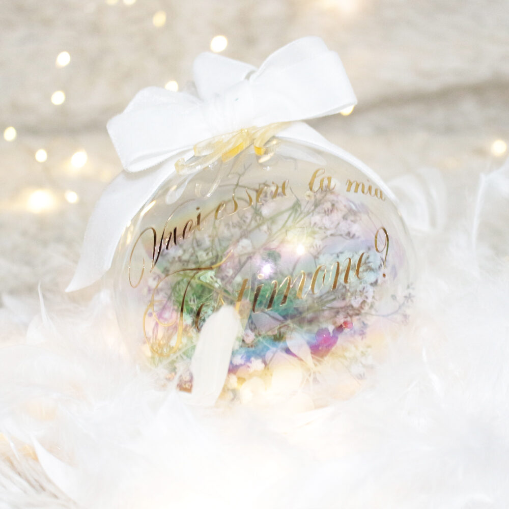 Vuoi essere la mia Testimone? — pallina di Natale personalizzata in vetro 10 cm, Trasparente riempita con fiori secchi e coriandoli pastello