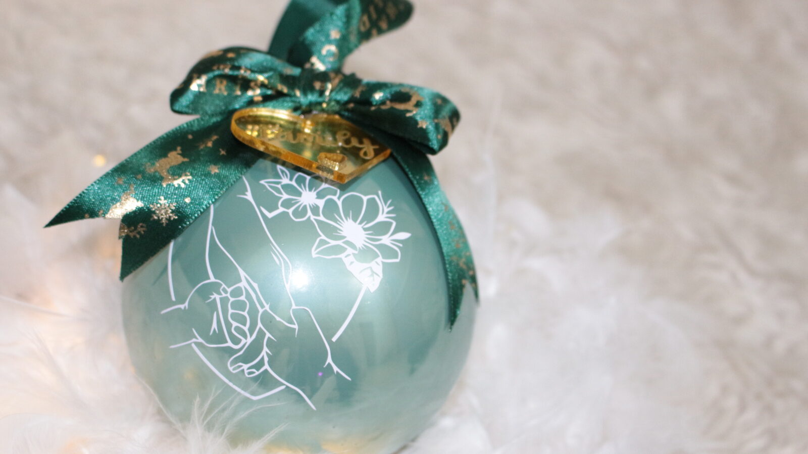 Family is my Life — pallina di Natale personalizzata in vetro 10 cm, Verde salvia perlato