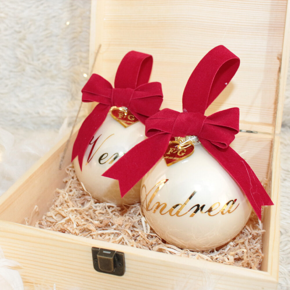 Box Testimoni — pallina di Natale personalizzata in vetro 10 cm, 2 palline avorio perla + cassetta in legno naturale incisa a laser