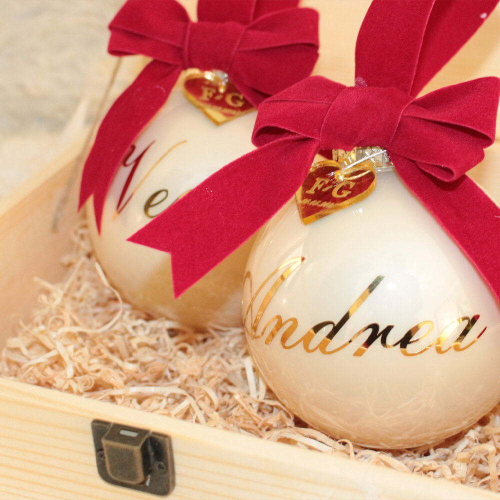 Box Testimoni — pallina di Natale personalizzata in vetro 10 cm, 2 palline avorio perla + cassetta in legno naturale incisa a laser